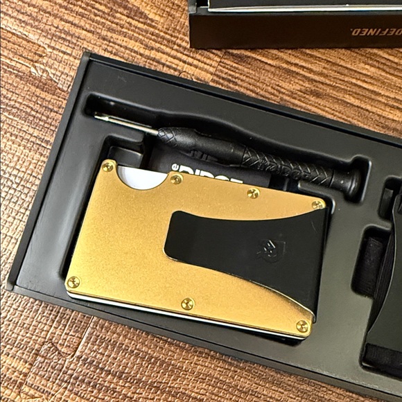 The Ridge Gold Wallet for Men - Picture 5 of 11